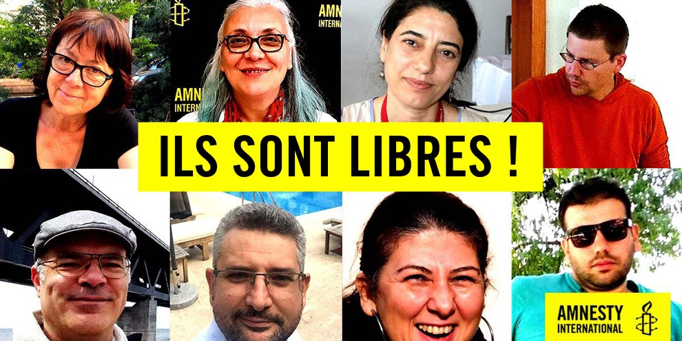 Les huit défenseurs des droits humains mis en libération conditionnelle le 25 octobre 2017, dont Idil Eser, présidente d'Amnesty Turquie. © Amnesty International