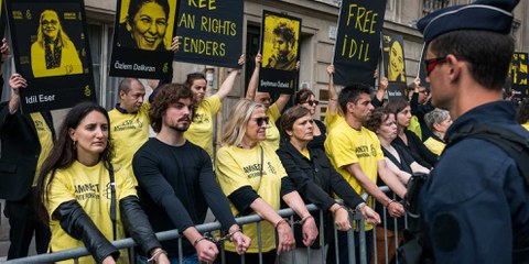 L'arrestation et la mise en détention de membres éminent·e·s de la société civile turque, dont le président et la directrice d'Amnesty Turquie, ont entraîné de nombreuses actions de protestation à travers le monde, comme ici devant l'ambassade de Turquie à Paris le 20 juillet 2017. © Colin Poiraut