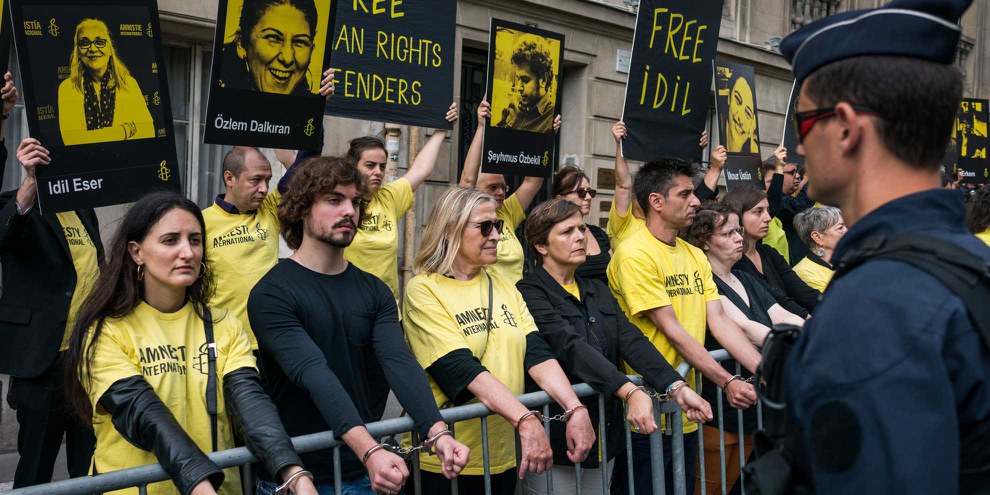 L'arrestation et la mise en détention de membres éminent·e·s de la société civile turque, dont le président et la directrice d'Amnesty Turquie, ont entraîné de nombreuses actions de protestation à travers le monde, comme ici devant l'ambassade de Turquie à Paris le 20 juillet 2017. © Colin Poiraut