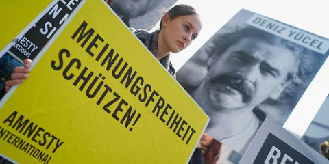 Des militant·e·s d'Amnesty International demandent la libération de Deniz Yücel et des autres journalistes emprisonné·e·s en Turquie devant l'ambassade de Turquie à Berlin, le 3 mai 2017. © Amnesty International / Henning Schacht