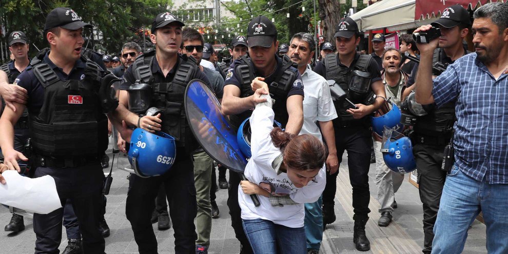 La police turque prend des mesures sévères contre les manifestantes et manifestants. ©  Begum Basdas