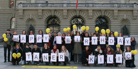 La Section suisse d'Amnesty International adresse ses vœux à Taner Kılıç, emprisonné depuis plus de neuf mois en Turquie, et demande sa libération. © Amnesty International