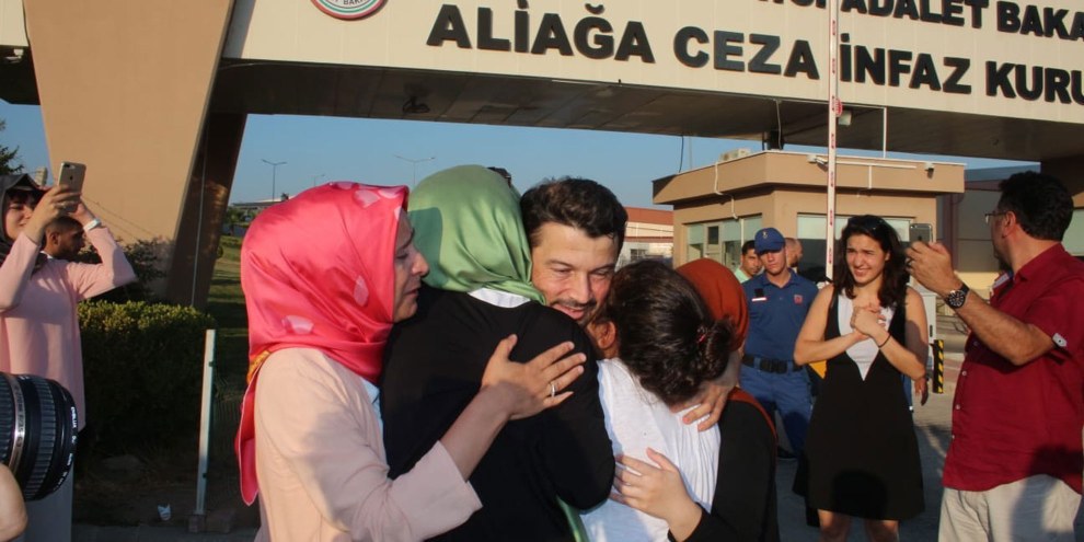 Taner Kılıç retrouve enfin sa famille après plus d'une année passée injustement en prison. © Amnesty International