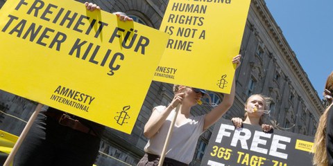 Dans le monde entier, les gens ont fait campagne pour la libération de Taner Kılıç, comme ici à Berlin le 6 juin 2018. © Amnesty International / Vanya Püschel