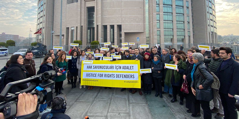 Rassemblement devant le tribunal d'Istanbul, février 2020. © Fırat Doğan/AI Turkey