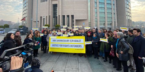 Rassemblement devant le tribunal d'Istanbul, février 2020. © Fırat Doğan/AI Turkey