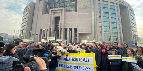 Aucun verdict n'est tombé dans le procès des 11 défenseur·e·s des droits humains le 19 février 2020 à Istanbul. © Amnesty International Turquie / Fırat Doğan