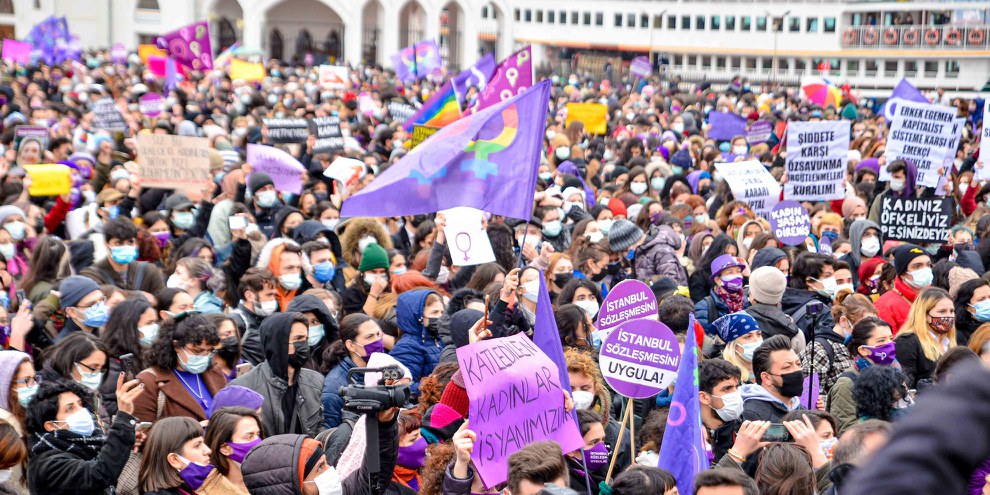 Des milliers de personnes se sont rassemblées à Istanbul pour protester après que la Turquie a annoncé son intention de se retirer de la Convention d'Istanbul. © Amnesty International