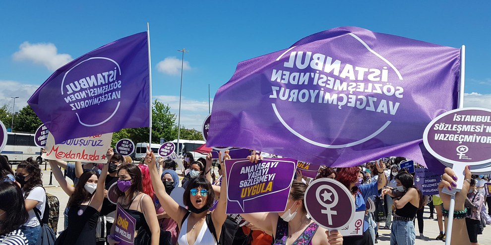 Des personnes se sont rassemblées dans tout le pays pour protester contre le retrait de la Turquie de la Convention d'Istanbul en juin 2021. © Amnesty International