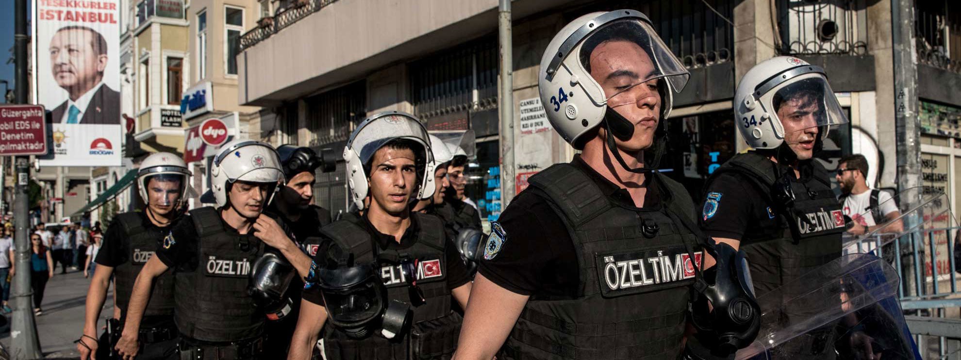 La police anti-émeute hautement équipée dans les rues d'Istanbul le 1er juillet 2018. © Chris McGrath/Getty Images