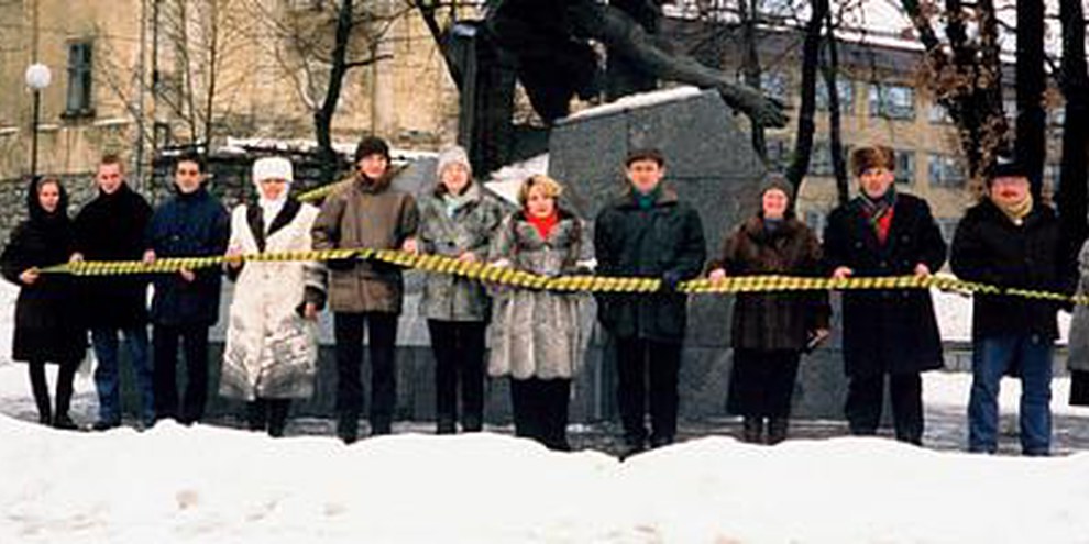 Des membres d'Amnesty International et d'autres militant•e•s pour les droits humains en Ukraine font pression sur les autorités pour qu'existent des zones sans torture. © AI