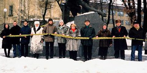 Des membres d'Amnesty International et d'autres militant•e•s pour les droits humains en Ukraine font pression sur les autorités pour qu'existent des zones sans torture. © AI