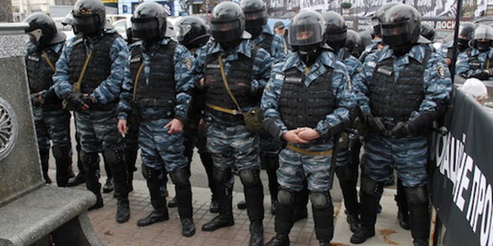 Un débordement de violence policière est à craindre lors du Championnat d'Europe UEFA de football 2012. © DR