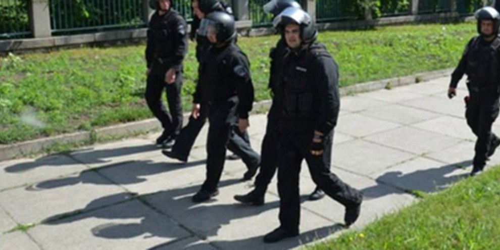 Au moins deux policiers auraient pris part au viol d'une jeune femme. © AI