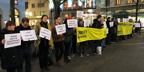 Des militants et militantes d'Amnesty International se sont mobilisés le 11 février 2014 à Zurich. © Amnesty International