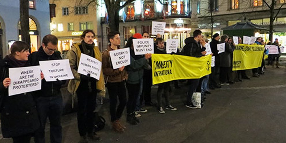 Des militants et militantes d'Amnesty International se sont mobilisés le 11 février 2014 à Zurich. © Amnesty International