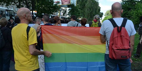 Les partipants à la marche des fiertés ont été la cible de violences homophobes, au moins dix manifestants ont été blessés ainsi que cinq policiers. © Amnesty International