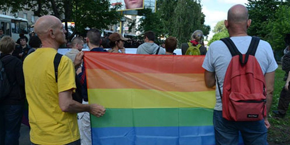 Les partipants à la marche des fiertés ont été la cible de violences homophobes, au moins dix manifestants ont été blessés ainsi que cinq policiers. © Amnesty International
