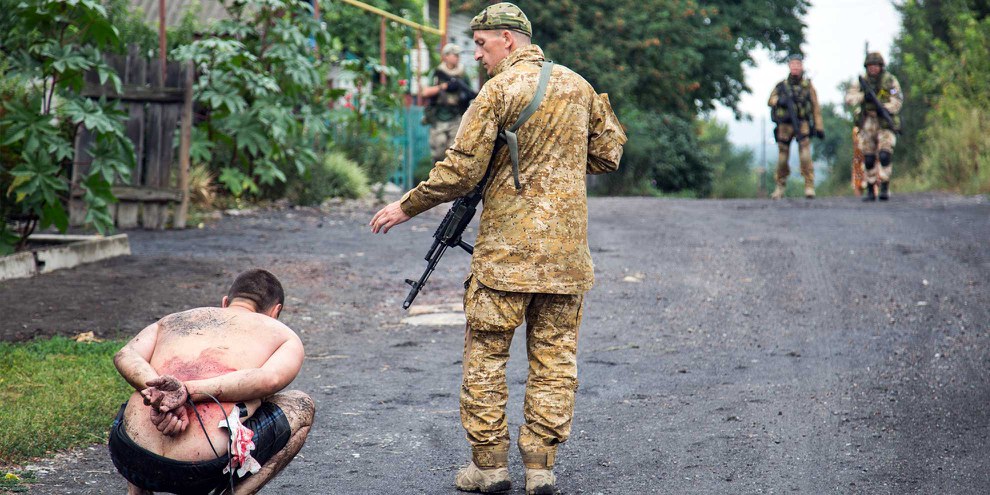 Les forces armées ukrainiennes arrêtent un militant pro-russe dans le village de Chornukhine dans la région de Lugansk, 18 août 2014.© AFP/Getty Images