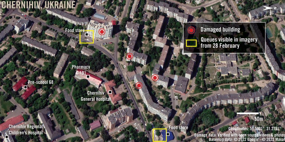Une carte générale montre les zones endommagées par les frappes du 3 mars 2022 à Tchernihiv, en Ukraine – vérifiées à l'aide de photos et de vidéos open source. D'importantes infrastructures civiles sont également représentées à proximité immédiate des zones de dommages vérifiés. Des files d'attente ont été observées dans deux magasins d'alimentation des alentours immédiats sur des images satellite du 28 février.