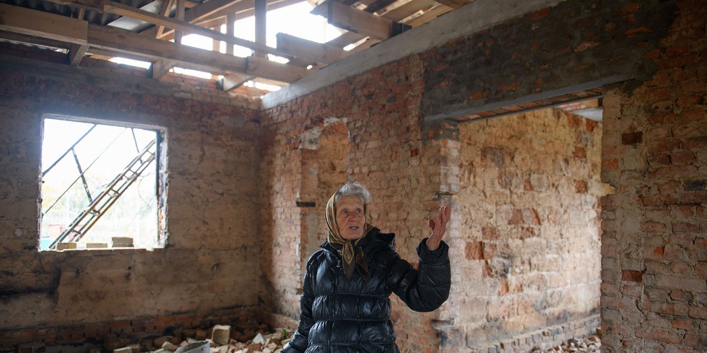 Les personnes âgées dont le logement a été détruit par les forces russes n'ont souvent pas d'autre choix que d'y rester, par manque de moyens. © Amnesty International