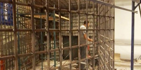 Montage d'une cage de procès à la Philharmonie de Marioupol, août 2022 (capture d'écran vidéo)  © Privé