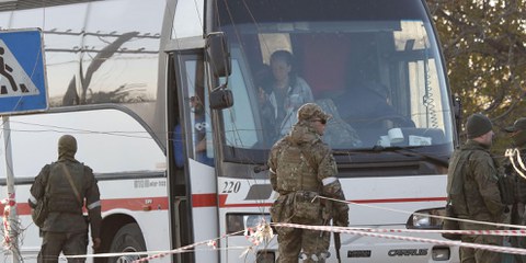 Un bus transportant des personnes de Marioupol arrive dans le village de Bezimenne à Donetsk le 7 mai 2022. © Victor/Xinhua/Alamy