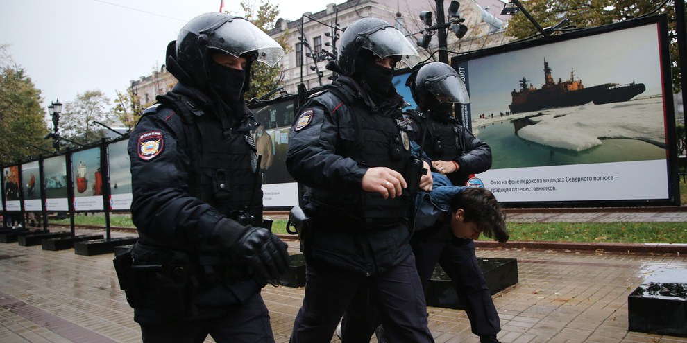 À Moscou, des policiers russes arrêtent un manifestant russe lors d'un rassemblement non autorisé pour protester contre l'invasion militaire de l'Ukraine et la mobilisation partielle, le 24 septembre 2022. © 2022 Contributor#8523328
