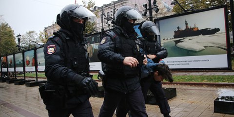 À Moscou, des policiers russes arrêtent un manifestant russe lors d'un rassemblement non autorisé pour protester contre l'invasion militaire de l'Ukraine et la mobilisation partielle, le 24 septembre 2022. © 2022 Contributor#8523328