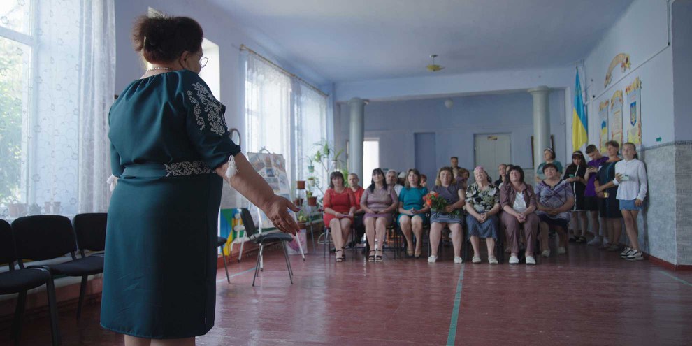 Dans les territoires occupés par la Russie, les enseignant·e·x·s ukrainien·ne·x·s n'ont pas d'autre choix que d'enseigner un programme truffé d'éléments de propagande d'État russe. © Amnesty International