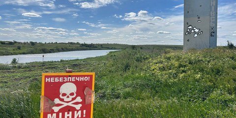 Des panneaux de signalisation indiquent les endroits où des mines ont été posées à l'intérieur et autour d'objets civils détruits à Bezimmine, dans l'oblast de Kherson. Voyage de recherche d'Amnesty International axé sur les efforts de déminage en Ukraine, mai 2024. © Amnesty International