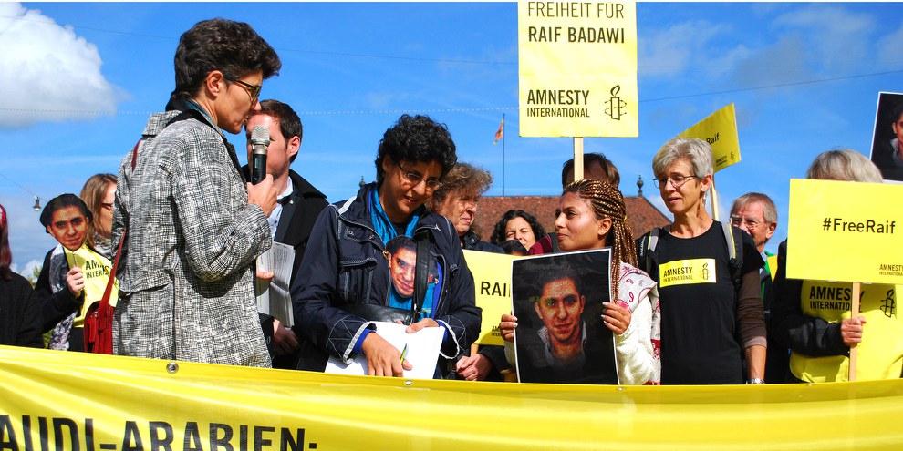 Ensaf Haidar, l'épouse de Raif Badawi lors d'une manifestation à Berne. Octobre 2015. © Amnesty International