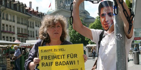A l'occasion des 5 ans d'emprisonnement de Raif Badawi, une veillée de cinq jours a lieu à Berne sur la Bärenplatzbrunnen pour demander sa libération. © Amnesty Suisse