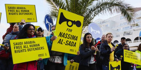 L'Arabie saoudite a encore beaucoup à faire pour les droits humains. Comme par exemple les défenseurs et défenseuses des droits humains doivent être libérés de prison, ce qui a été exigé lors de cette action aux Pays-Bas.© Amnesty International / Pierre Crom