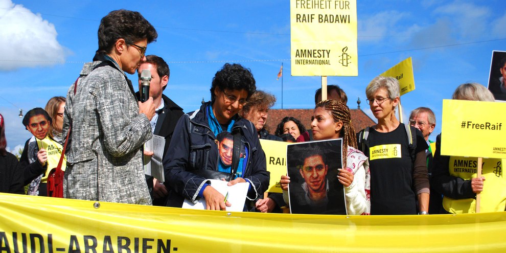 Ces dernières années, des activistes se sont engagé·e·x·s dans le monde entier pour la libération de Raif Badawi  –notamment d'Amnesty Suisse–, comme ici lors d'une manifestation à Berne à l'occasion de la visite de la femme de Badawi, Ensaf Haidar, en octobre 2015. © AICH
