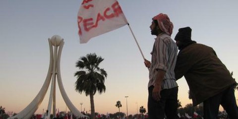 Un homme brandit un drapeau Peace en arabe et en anglais lors d'une manifestation. Plus de 500 personnes ont été arrêtées en un mois. © Al Jazeera English