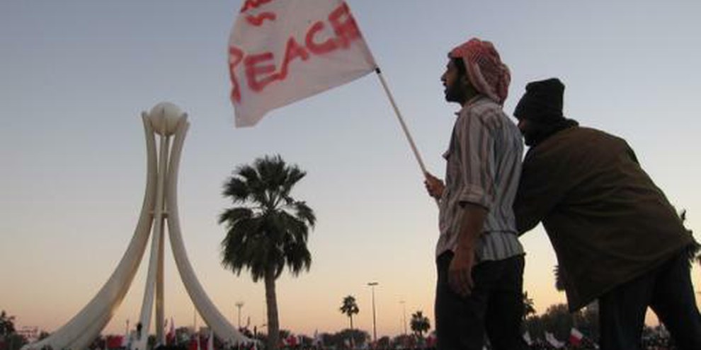 Un homme brandit un drapeau Peace en arabe et en anglais lors d'une manifestation. Plus de 500 personnes ont été arrêtées en un mois. © Al Jazeera English
