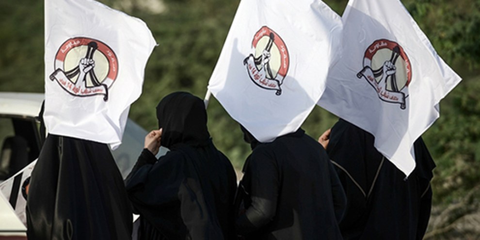 Des rapeaux en mémoire du mouvement chiite du 14 février ont été exhibés lors des funérailles du leader Hussein Abdullah en juin 2013. © MOHAMMED AL-SHAIKH/AFP/Getty Images
