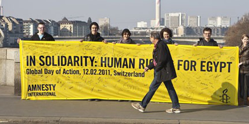 Cette banderole sera envoyée en Egypte et suspendue sur la place Tahrir. © Barbara Kern