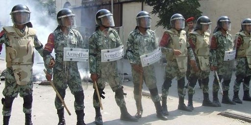 De violents assauts sur des manifestant·e·s pacifiques ont eu lieu sous le régime d'état d'urgence. © Omnia E. Al Desoukie 