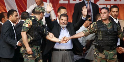 L’ancien président égyptien a été condamné à mort avec d’autres dirigeants des Frères musulmans pour avoir orchestré des évasions lors de la Révolution du 25 janvier 2011. © Mahmoud Khaled / Demotix