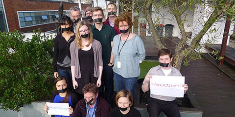 Les membres du programme média du secrétariat international d'Amnesty protestent contre la détention de journalistes d'Al Jazira en Egypte. © Amnesty International