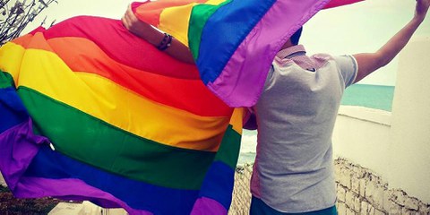 Le drapeau arc-en-ciel est un symbole pour les personnes LGBTI partout dans le monde (ici en Tunisie). Au Caire, des personnes l'ont brandi durant un concert le 23 septembre 2017. Depuis, une vague de répression s'abat sur les LGBTI en Égypte. © Shams