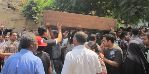 Le 14 août 2013, la dispersion des sit-in de Rabaa et al Nahda, au Caire, tournait au massacre, causant au moins 900 mort·e·s et plus d'un millier de blessé·e·s. L'impunité des responsables a marqué un tournant pour les droits humains en Égypte, laissant les coudées franches aux forces de sécurité dans la répression des dissident·e·s. © Amnesty International