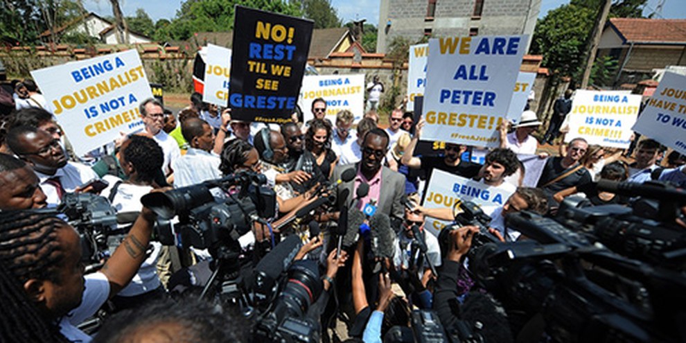 Le journaliste d'Al-Jazeera Mohammed Adow a montré son soutien aux trois personnes arrêtées en s'exprimant devant l'ambassade égyptienne. © SIMON MAINA/AFP/Getty Images 