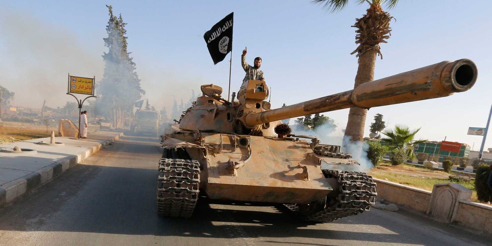 Des combattants de l'État islamique durant une parade militaire dans le Nord de la province de Raqqa. © REUTERS/Stringer