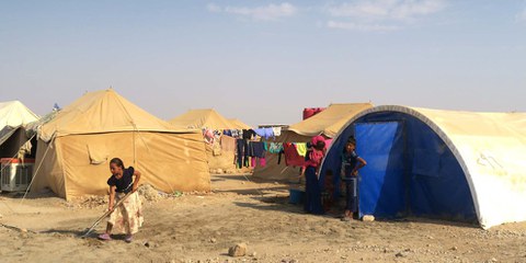 Suite à la prise de Mossoul par l’EI, des milliers de personnes ont fui. Ils se retrouvent désormais dans des camps, ici à Amariyat al-Falluja. © Amnesty International