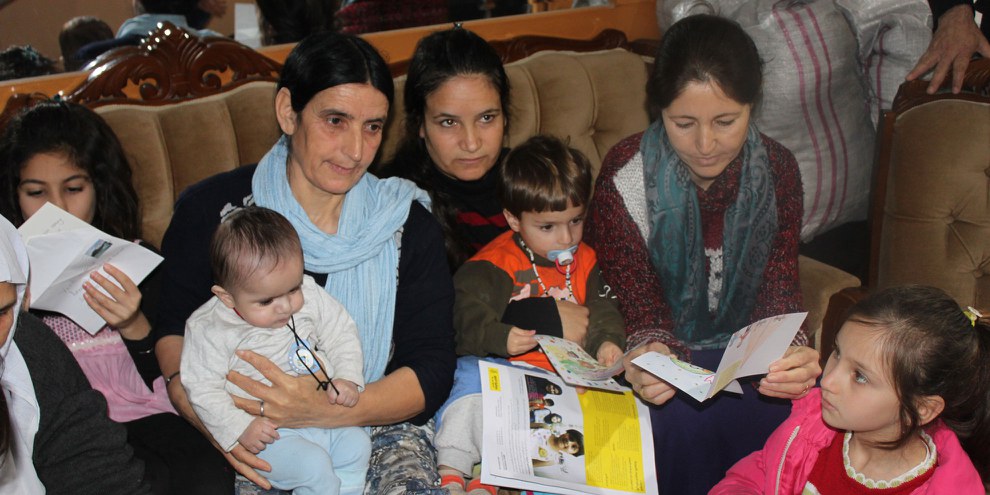 Groupe de femmes réfugiées yézidies en Grèce. Elles ont séjourné dans des camps de réfugiés dans des conditions très pénibles et extrêmement dangereuses. © Amnesty International