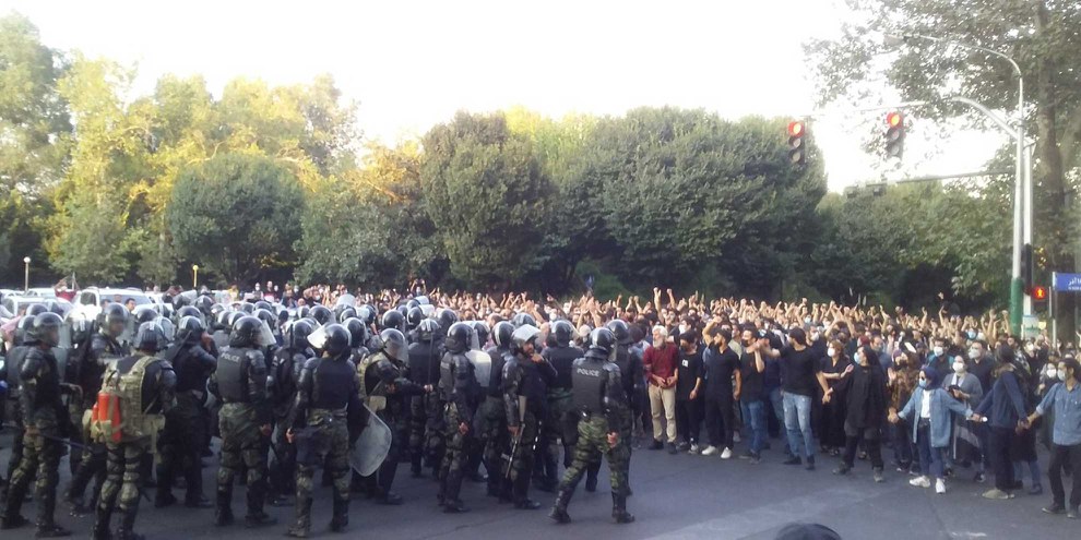 Les forces de sécurité iraniennes répriment violemment les manifestations pacifiques déclenchées par la mort de Mahsa Amini le 16 septembre. © DR