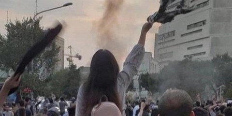 Les documents analysés par Amnesty International prouvent que les différentes branches de l'appareil d'État iranien n'ont fait que suivre les ordres en chargeant brutalement les manifestant·e·x·s. © DR
